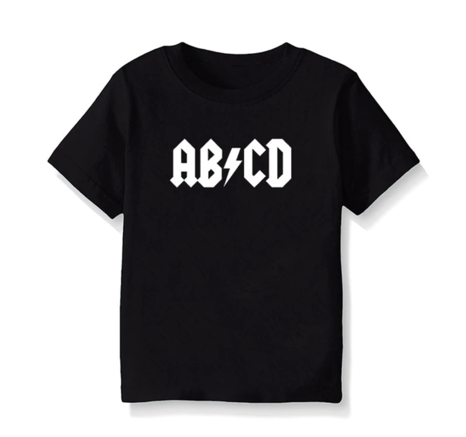 Rockig t-shirt med ABCD-motiv.